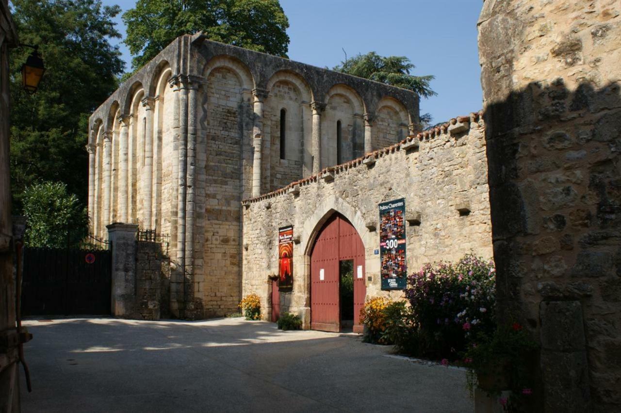 La Vieille Maison Rose Bed & Breakfast Nanteuil-en-Vallée Exterior foto